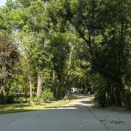 House In The Park Бухарест